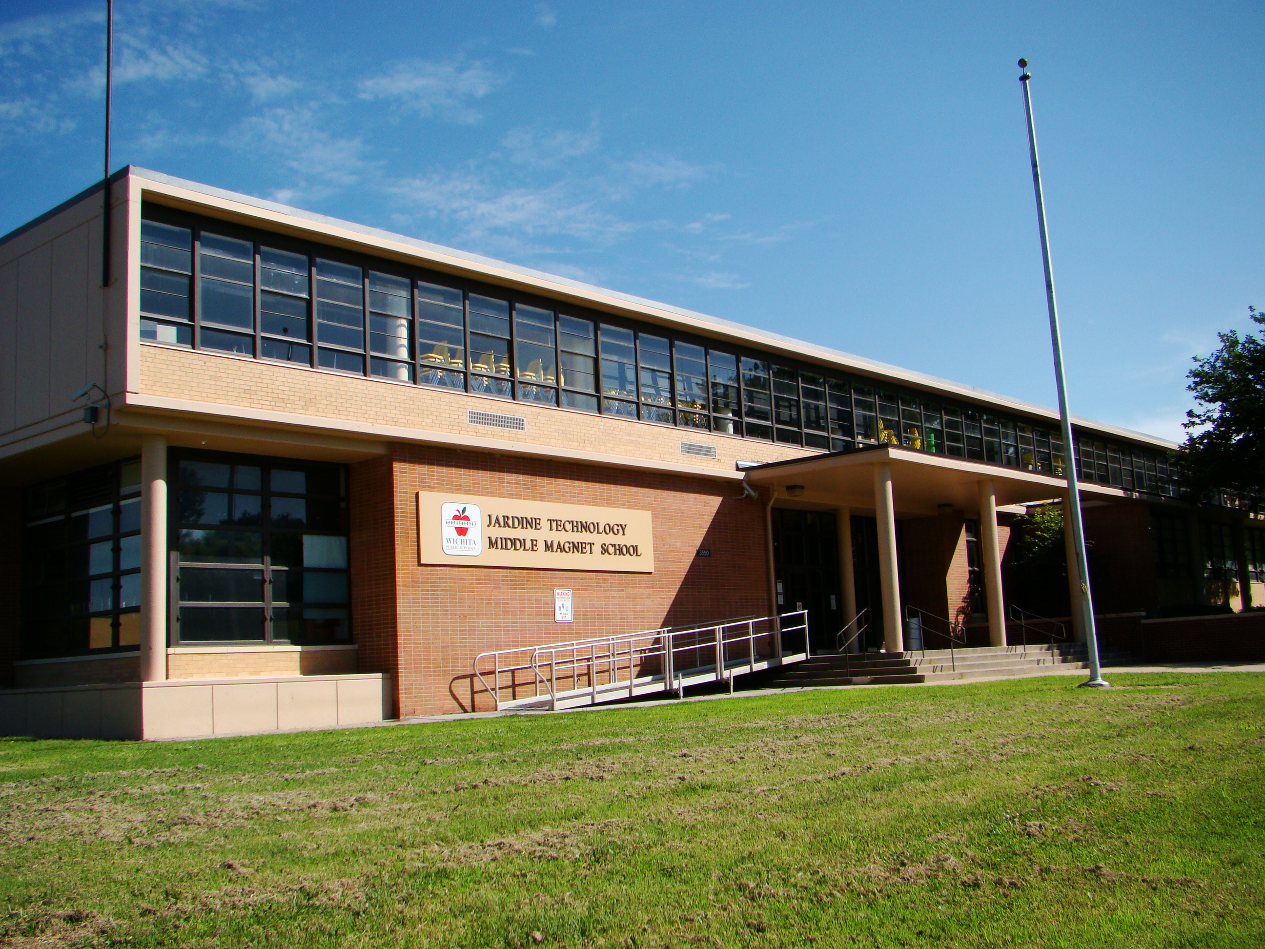Image of the front of Jardine Middle School