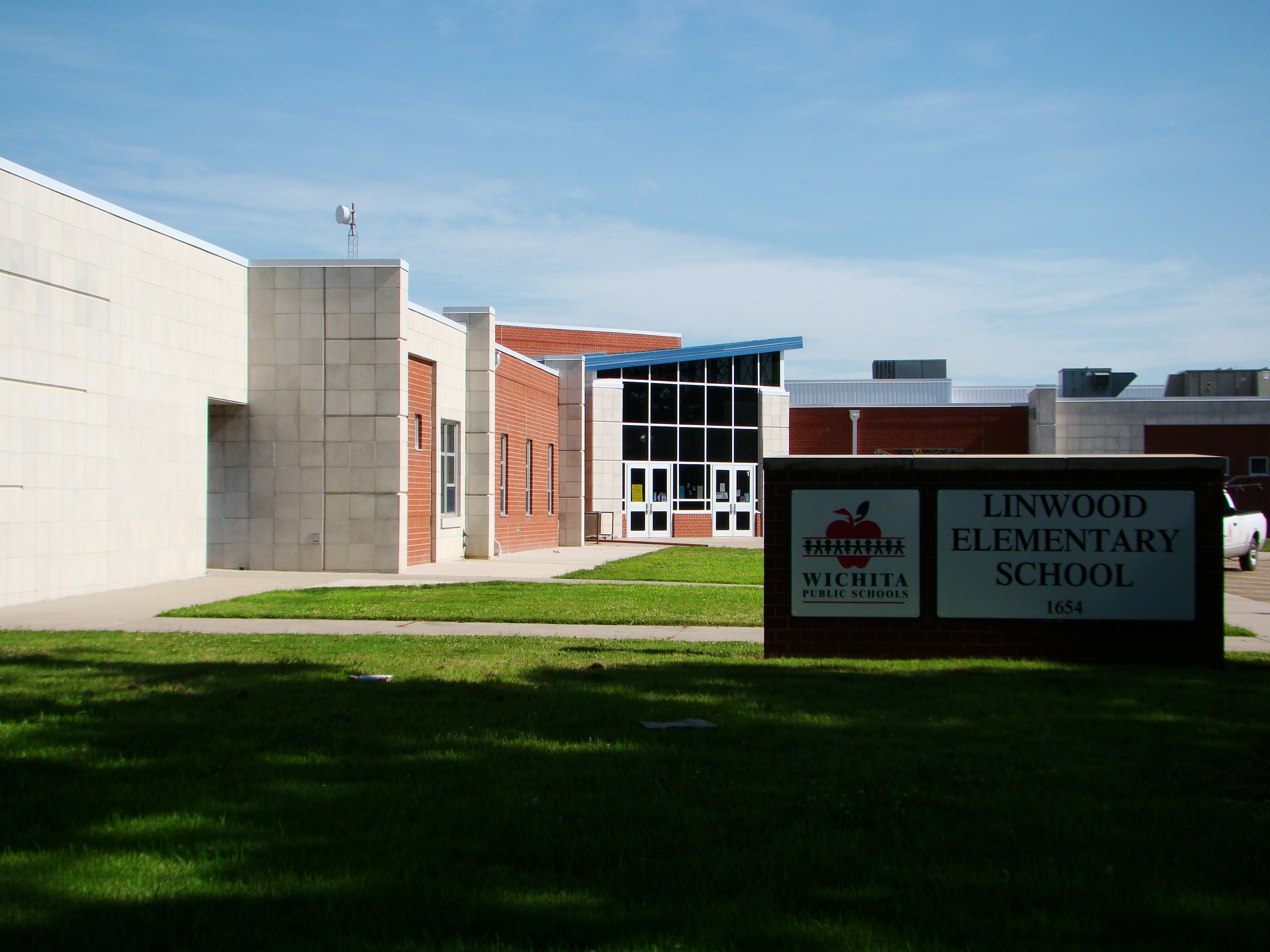Image of the front of Linwood Elementary School