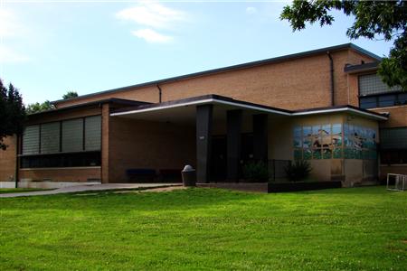 Image of the front of Mead Middle School