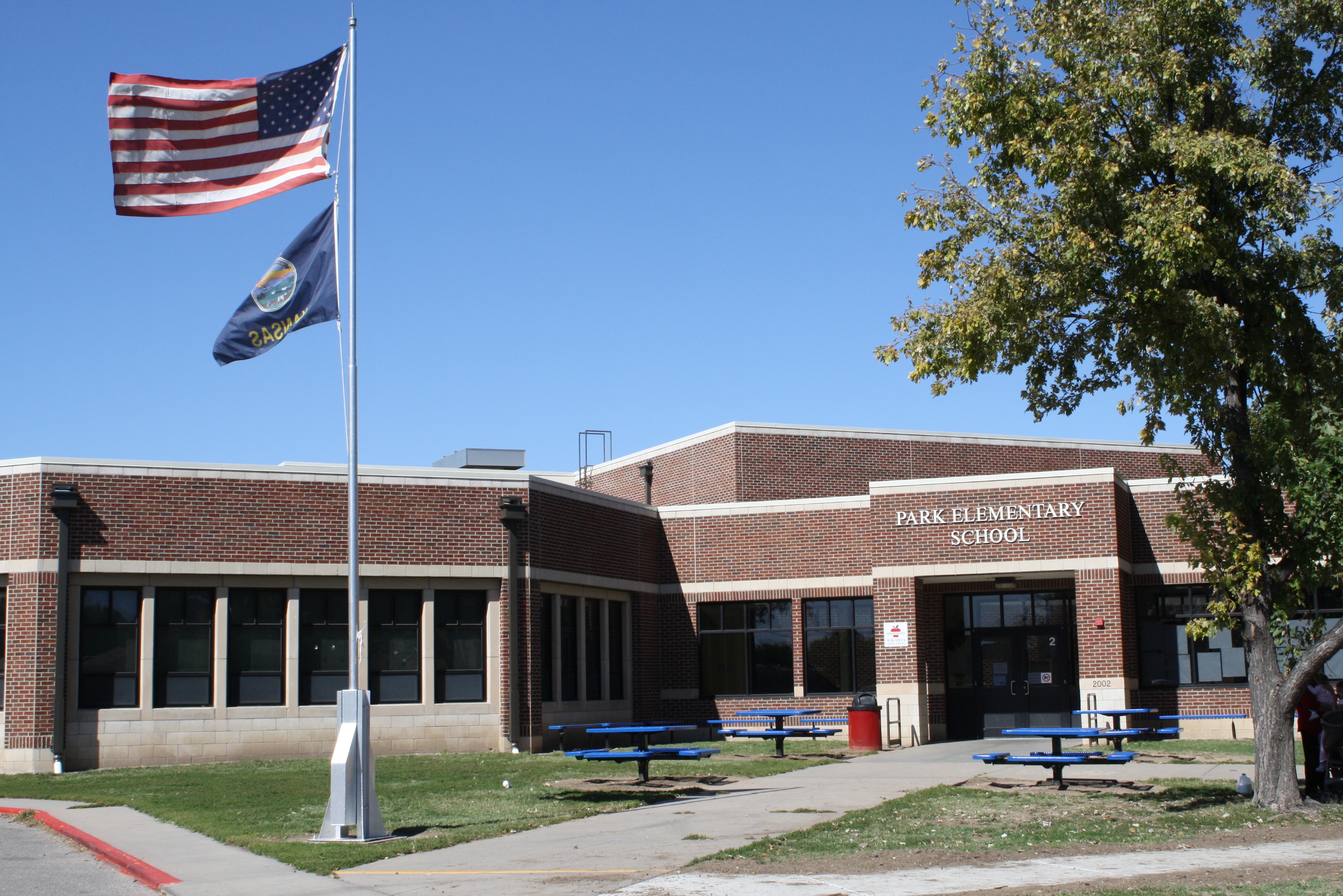 Image of the front of Park Elementary School
