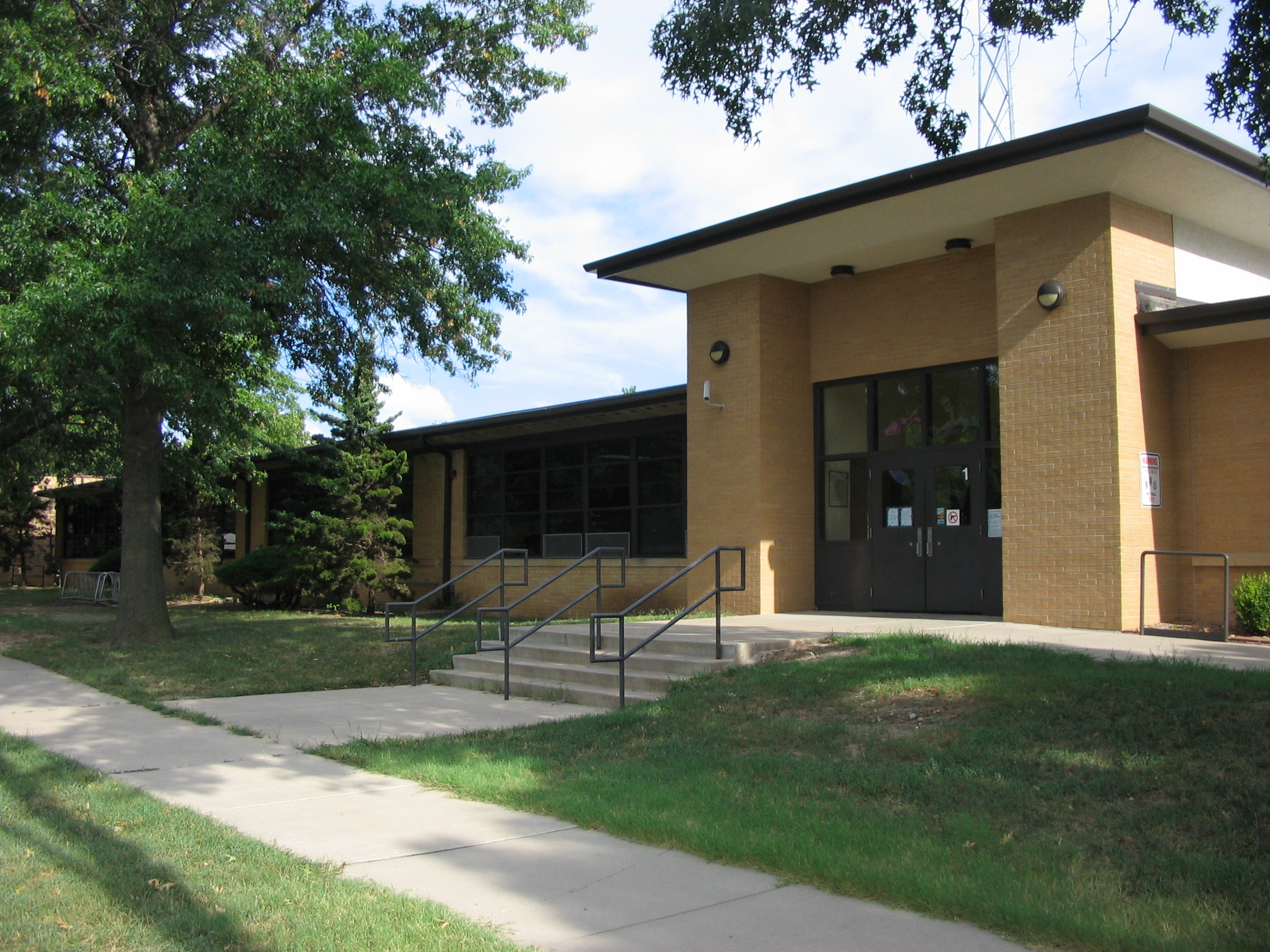 Image of the front of Peterson Elementary School