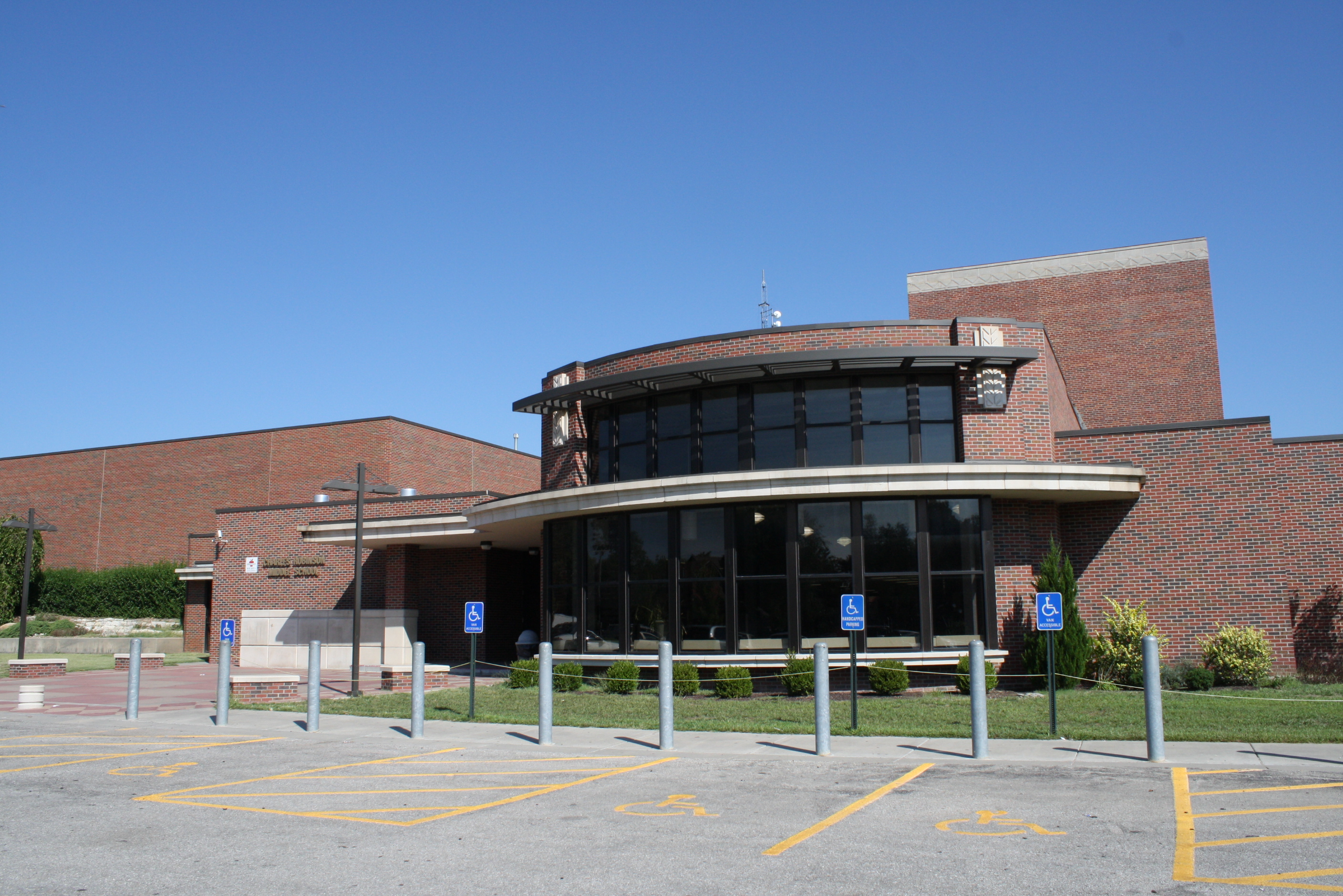 Image of the front of Robinson Middle School