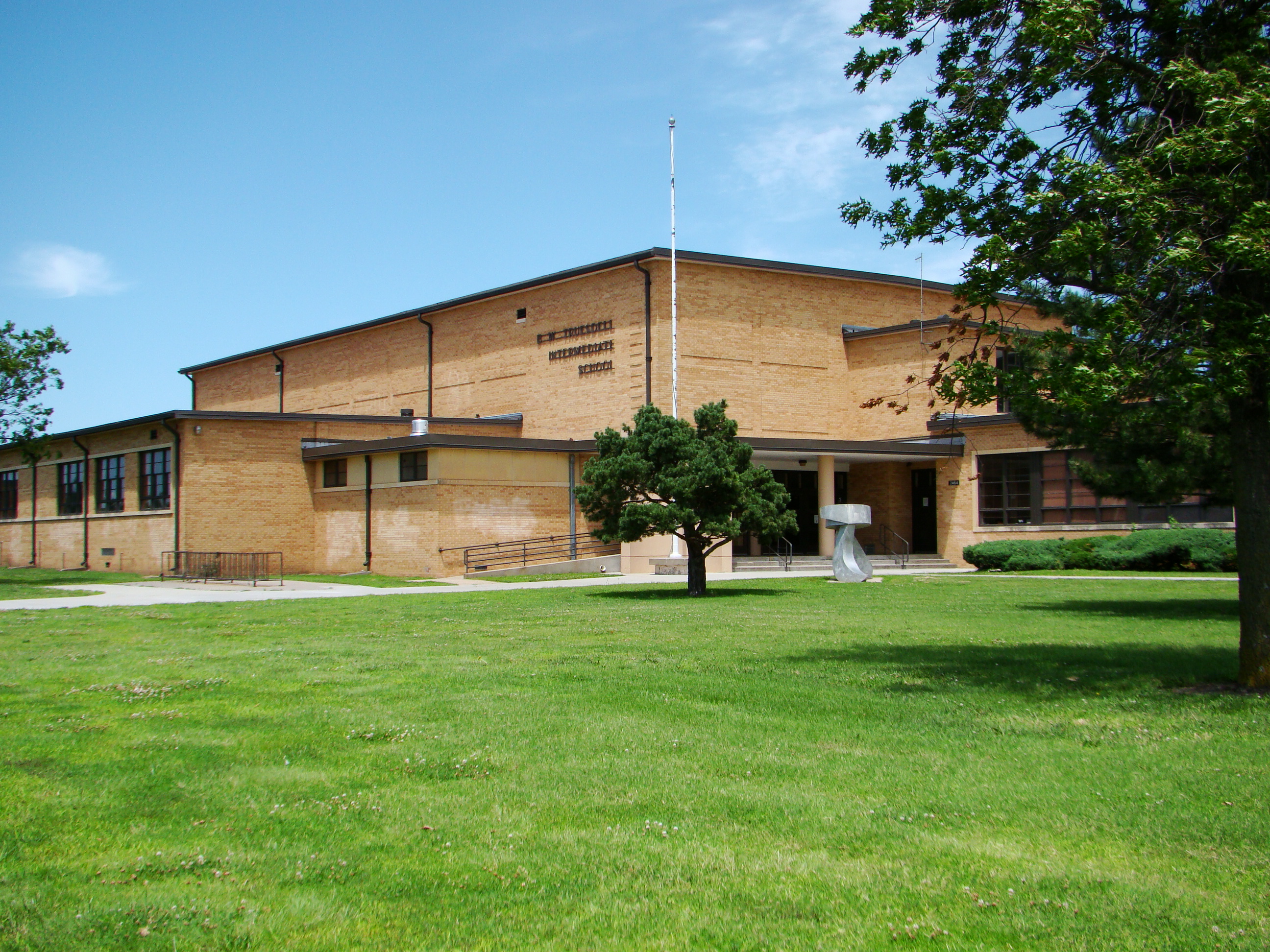 Image of the front of Truesdell Middle School