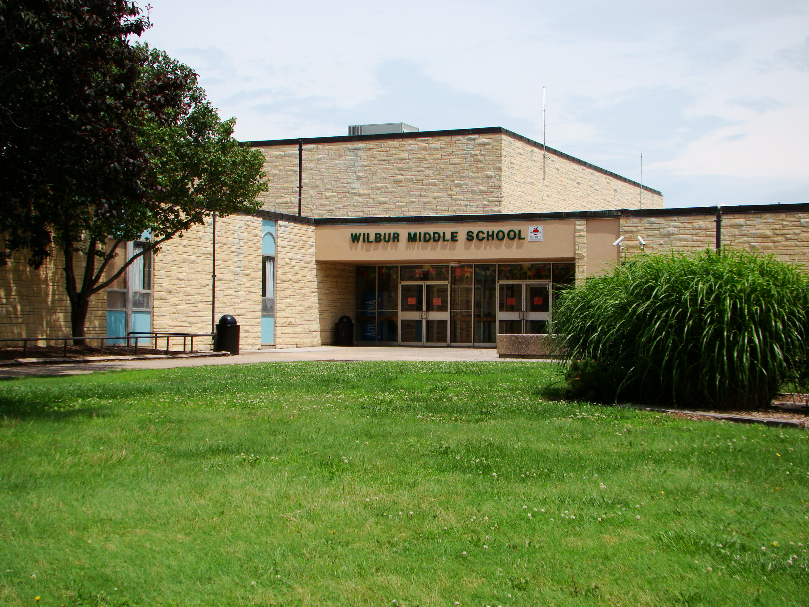 Image of the front of Wilbur Middle School