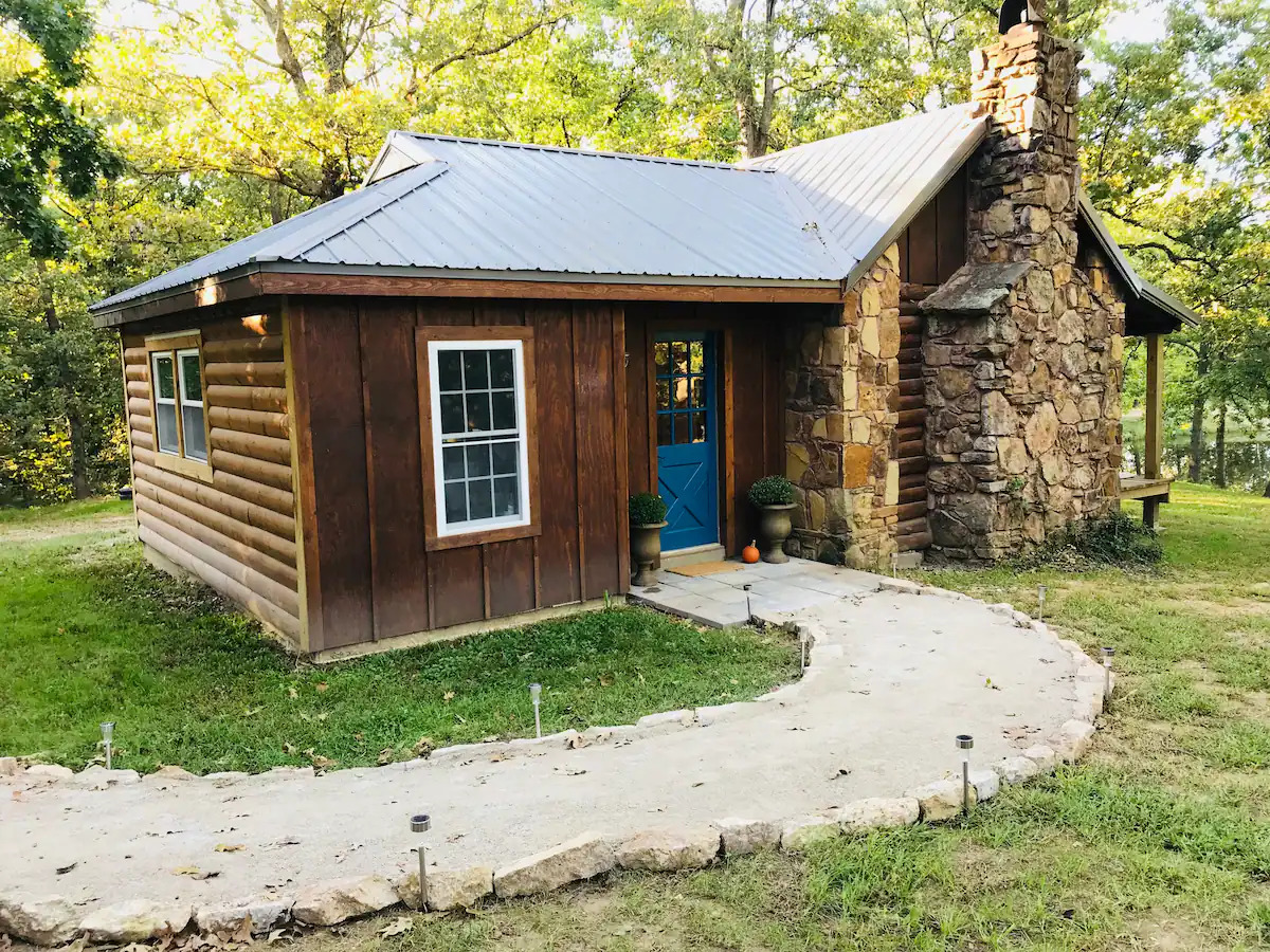 A Zoo Airbnb in Wichita, Kansas: Cool and Unique Airbnb in the US