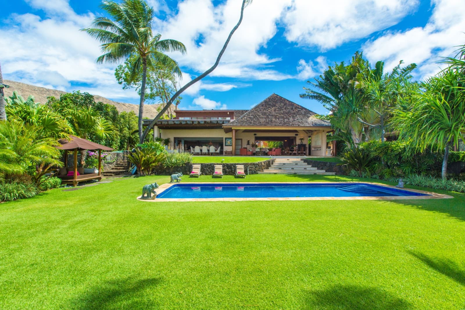 Luxury Single Family Home With Wide Open Lawn On Oahu