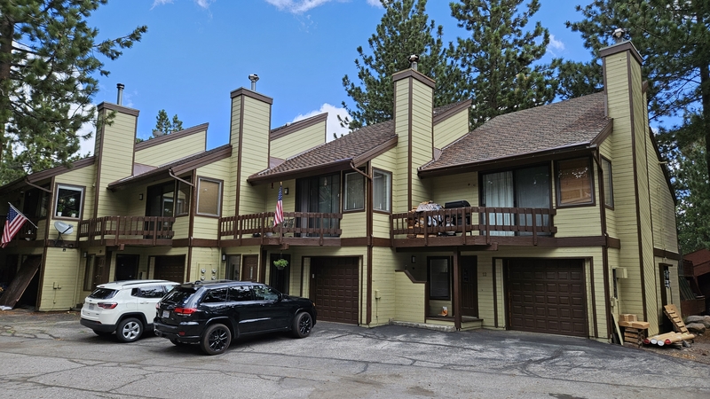 Exterior Photo of Arrowhead Townhomes in Mammoth Lakes
