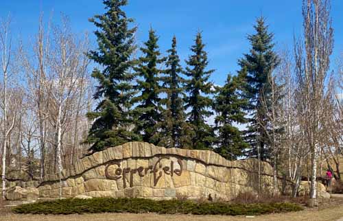 a stone sign as you enter the Copperfield community. There are trees behind the sign and homes in the background. 