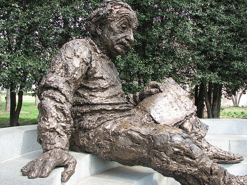 albert_einstein_memorial_500