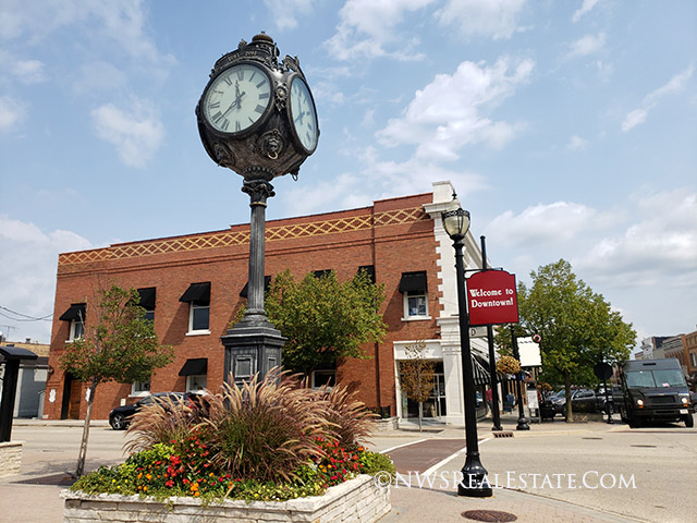 communities/niche-downtown-crystal-lake-clock-real-estate
