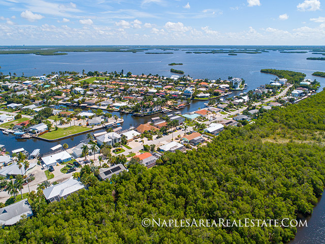 Fort-Myers-Beach-bayfront-homes