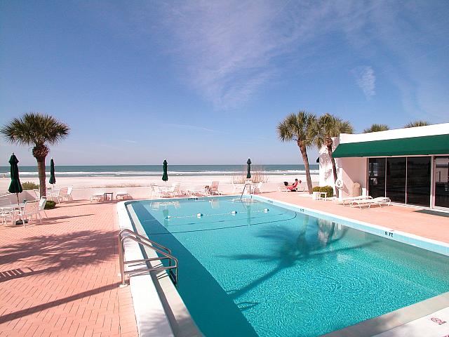 Swimming pool of Lido Harbour Towers