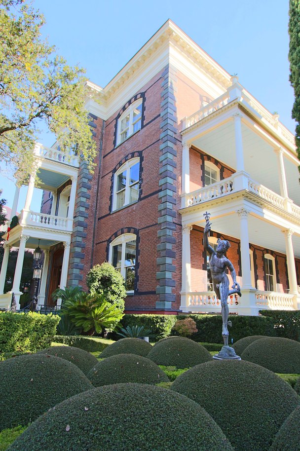 Calhoun Mansion_ exterior