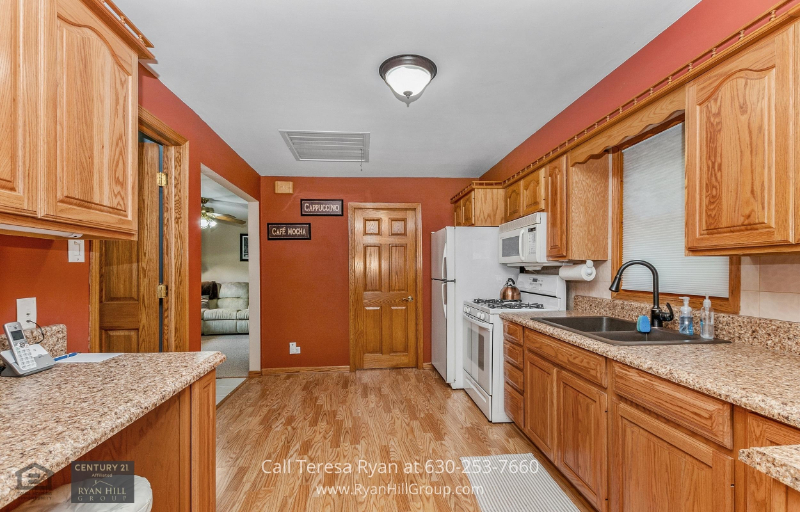 The updated kitchen of this Tinley Park IL home has an open culinary setup.