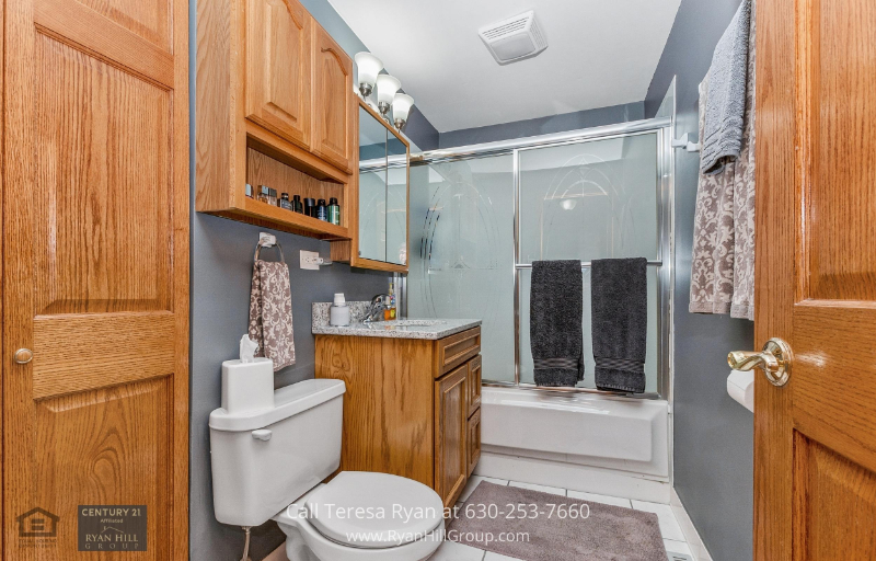 The bathroom of this Tinley Park IL home offers the best of pampering.