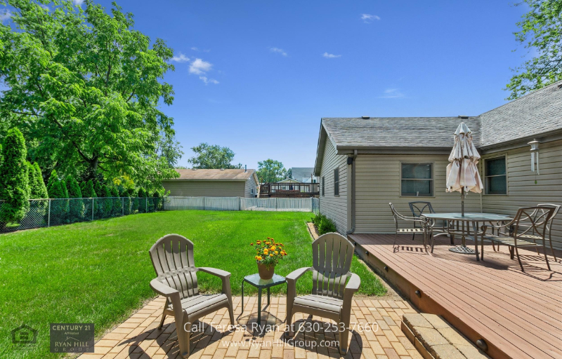 You will never run out of views to appreciate nature with the beautiful front and back decks of this Tinley Park IL home.