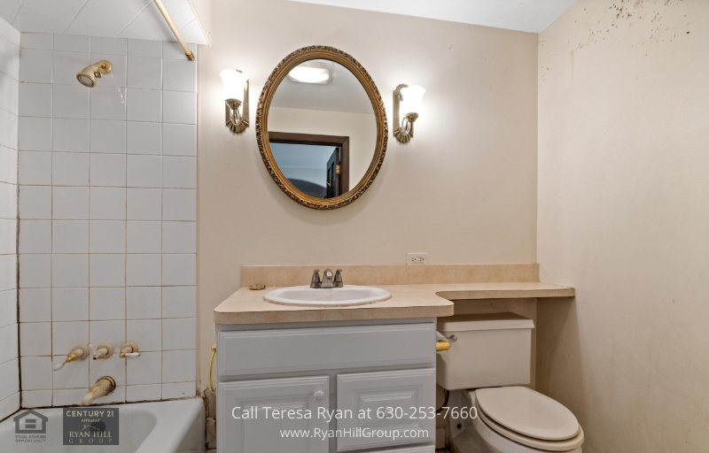 Burr Ridge IL Properties for Sale - Soak in the tub of the master bath in this Burr Ridge IL home and feel your stress melt away..