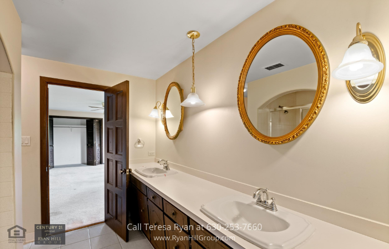 Burr Ridge IL Real Esate Properties - Jack-and-Jill Bathroom