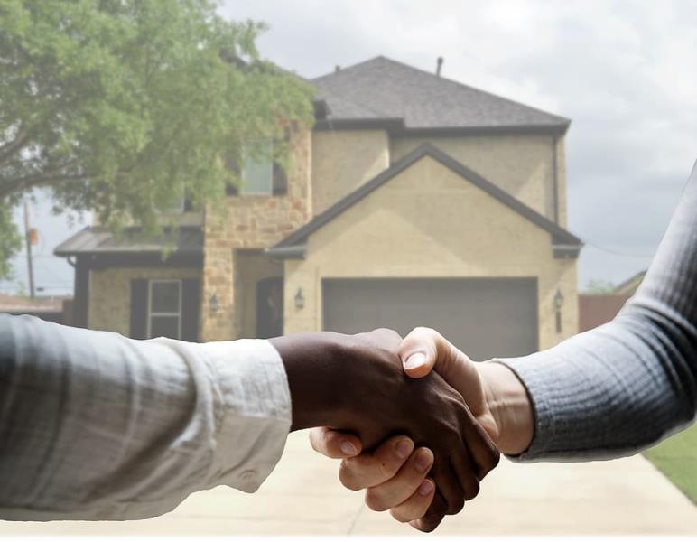 2 People shaking hands