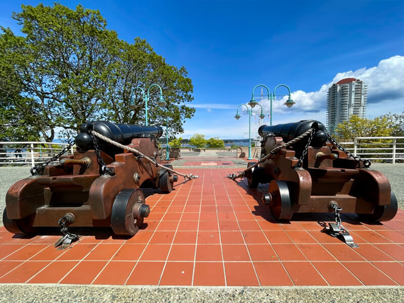 Duel cannons next to Nanaimo Bastion building
