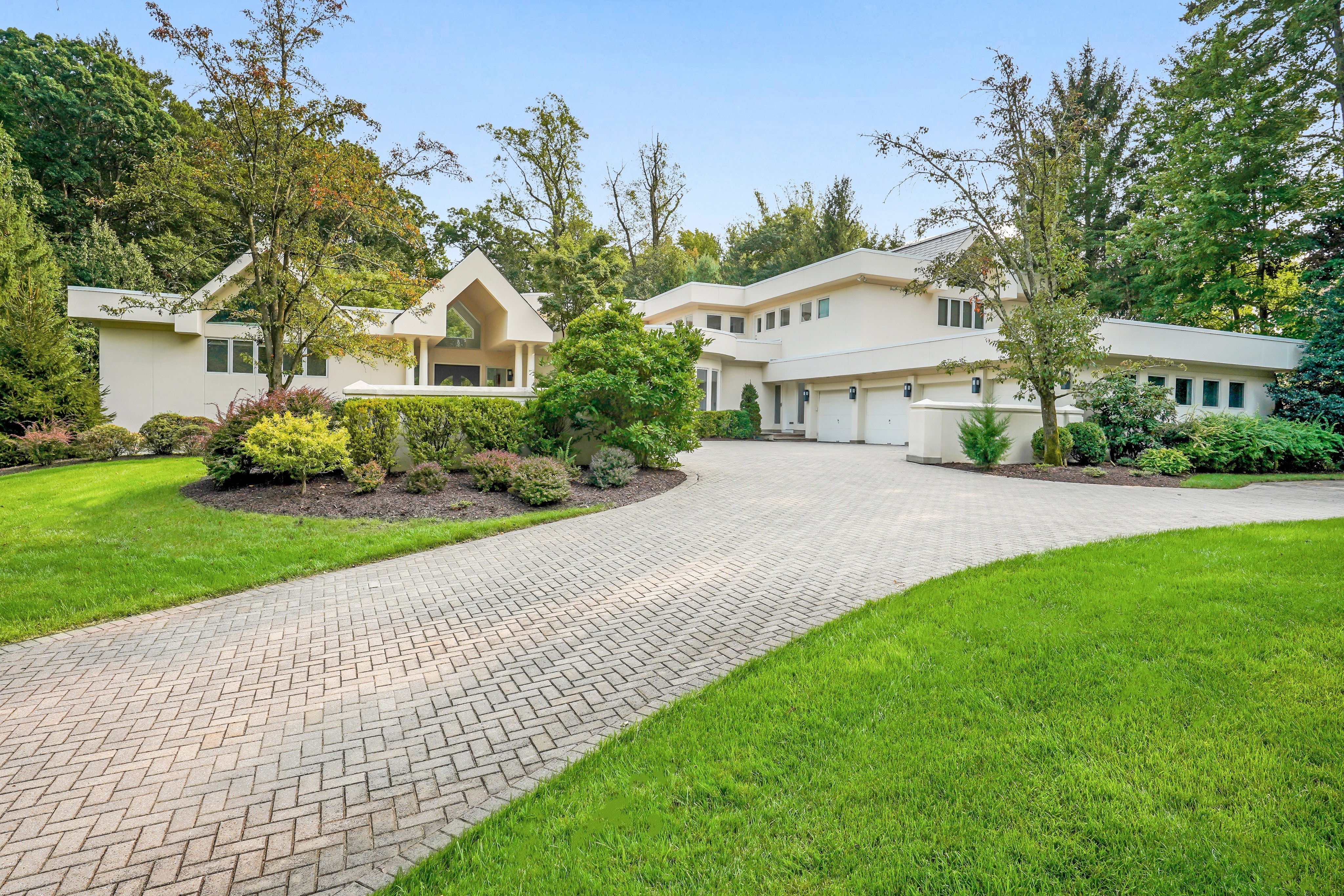 Short Hills - House on Western Drive, A large house in Shor…