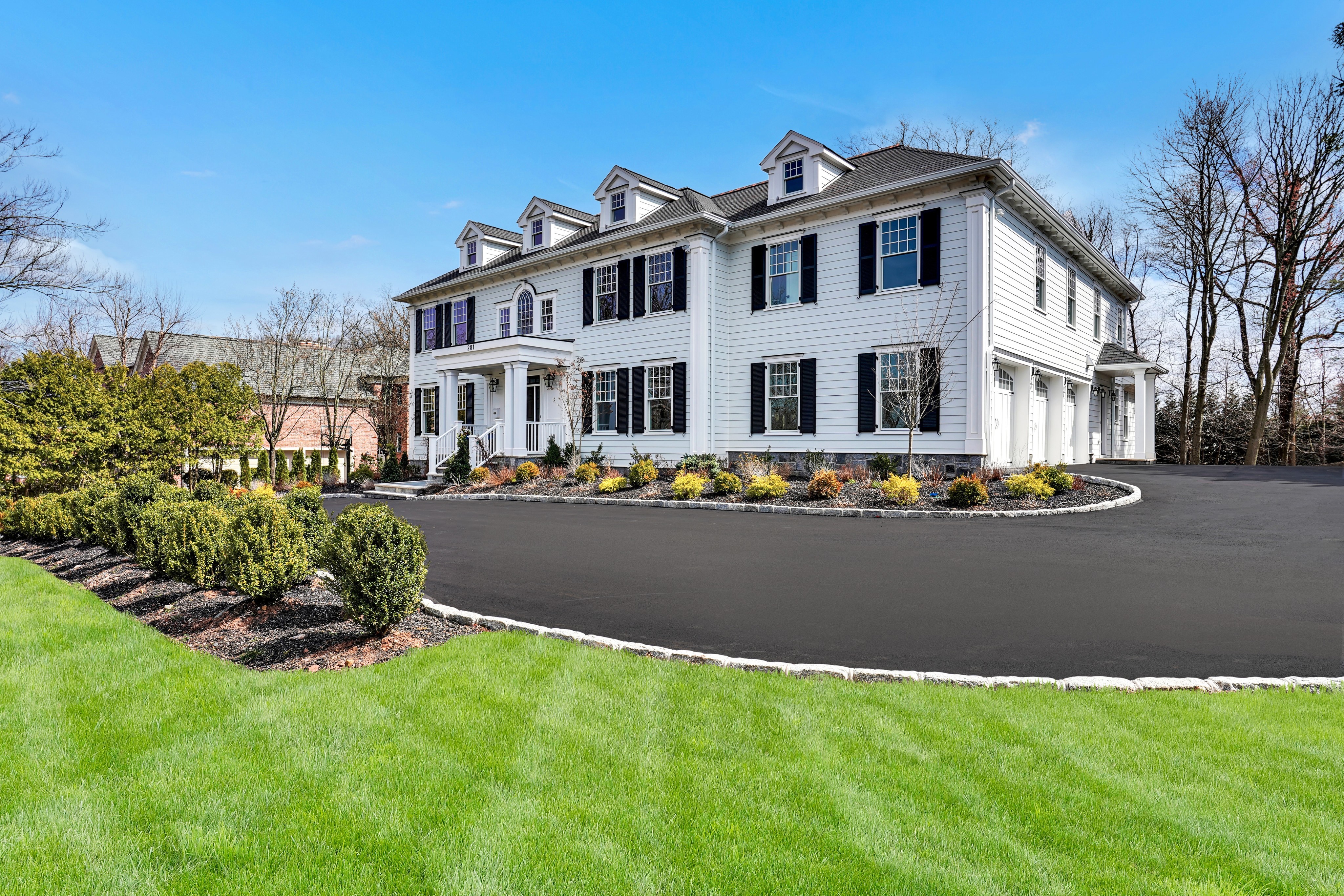 Short Hills - House on Western Drive, A large house in Shor…