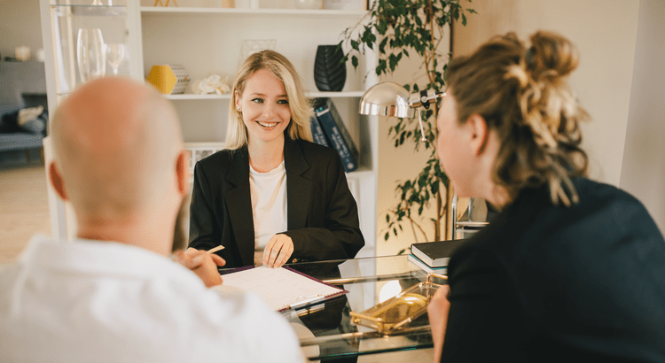 Choosing the right real estate agent is one of the most important decisions you’ll make when buying or selling a home. The right agent can make the process smoother and more successful. But how do you find the best one? Here are some tips to help you make an informed choice: