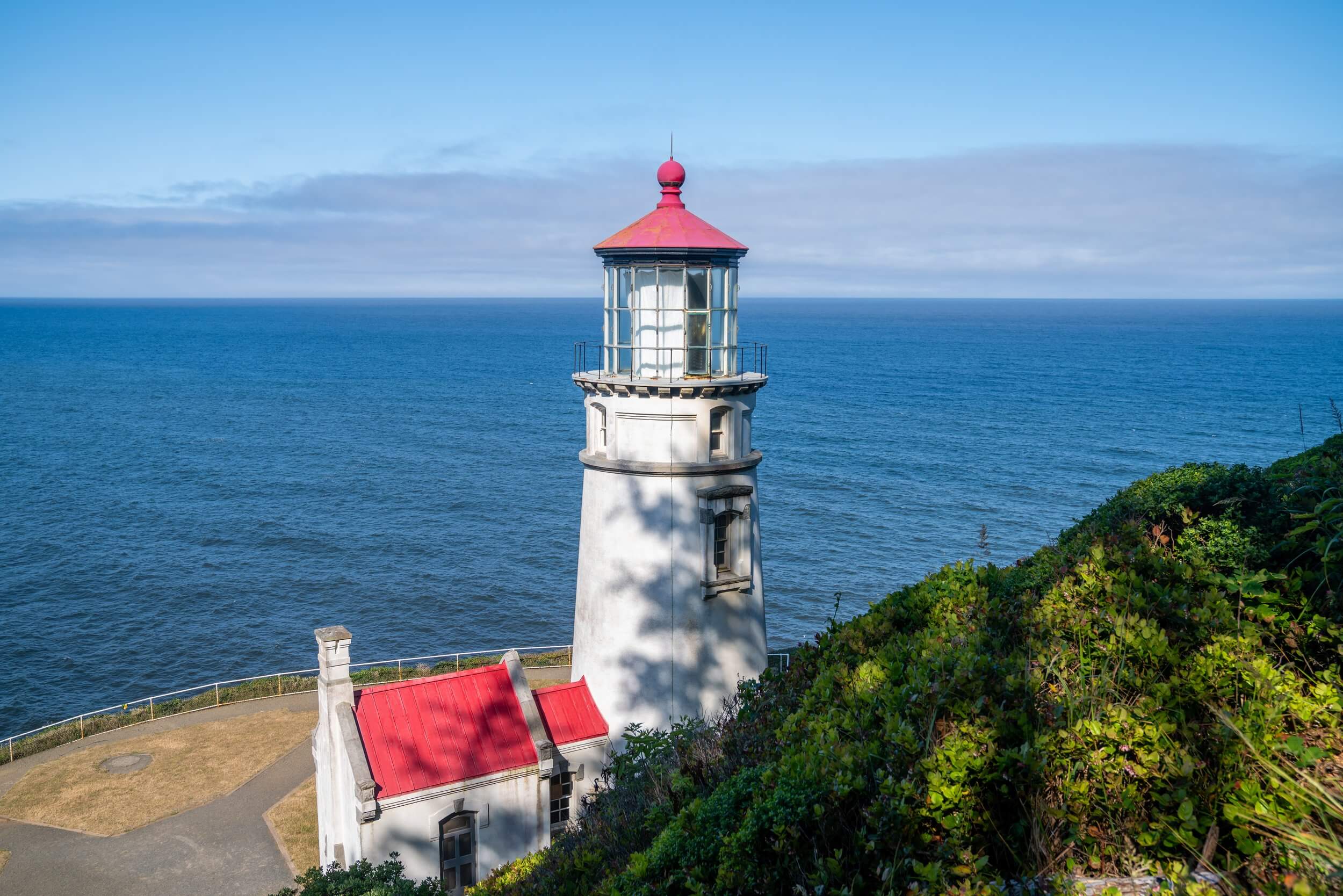 picture of light house and pacific ocean in florence oregon 