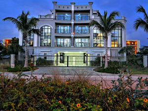 Luxury Condo located on 363 Ben Franklin Dr, Sarasota 