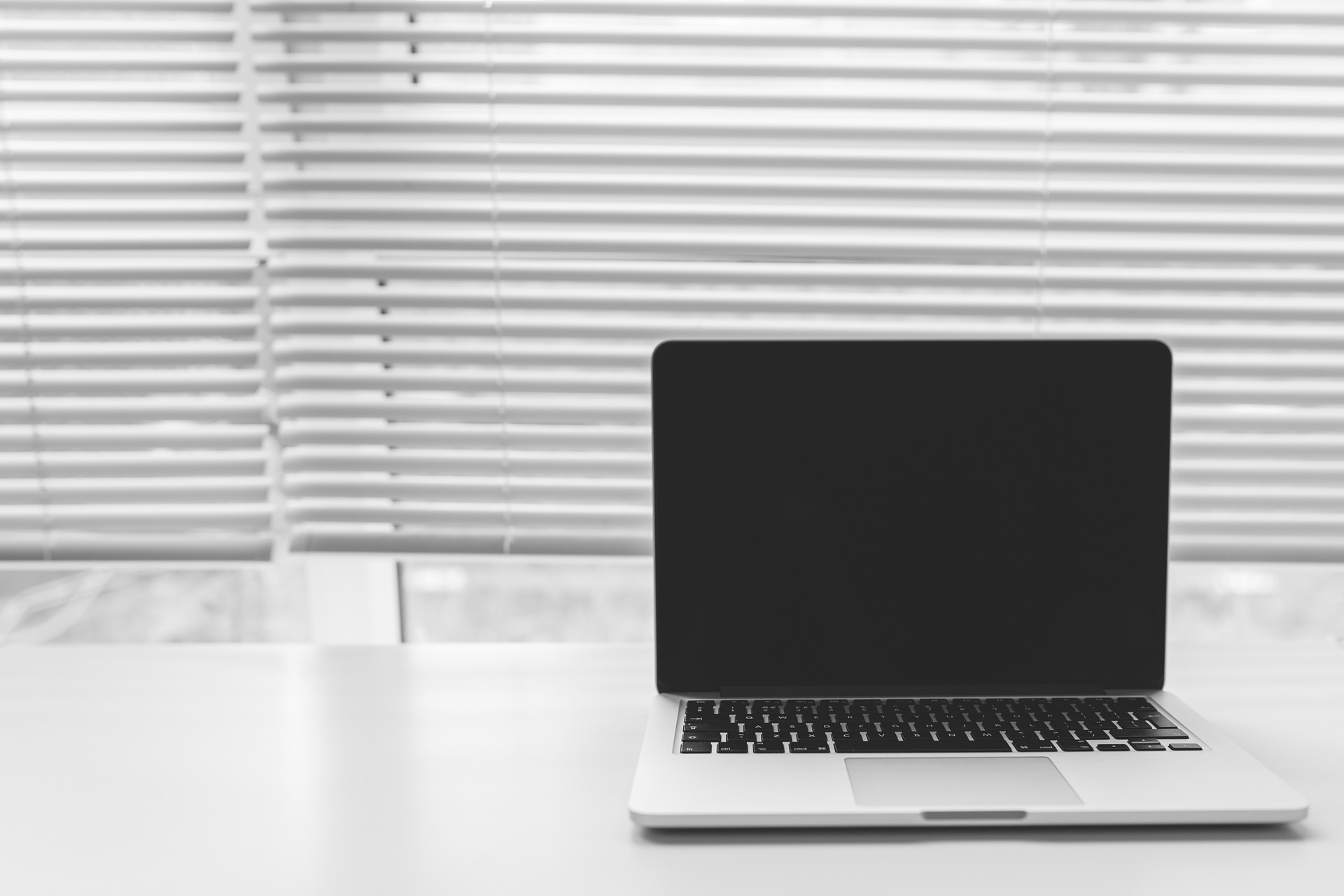 picture of blinds and computer