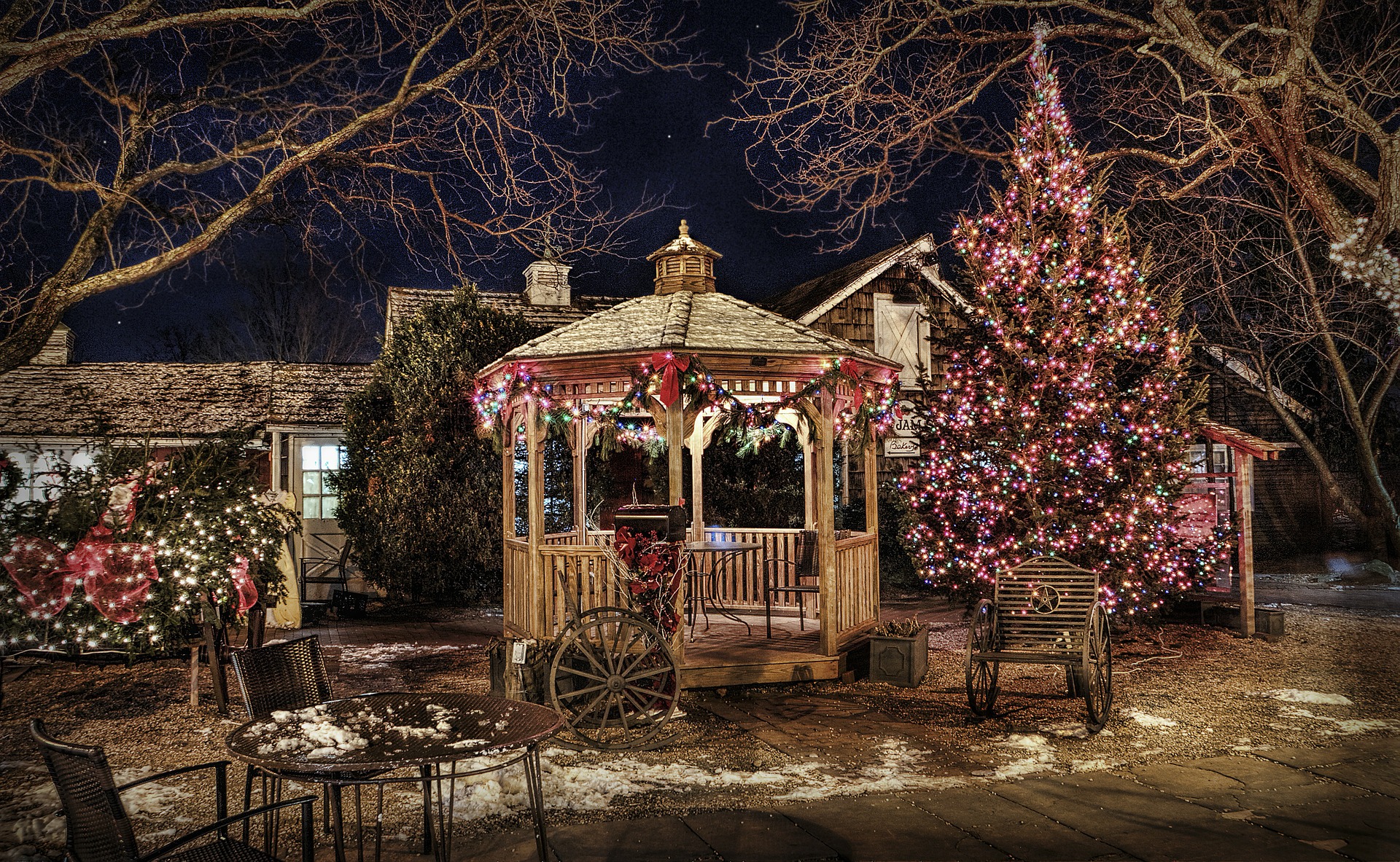 christmas decor in backyard