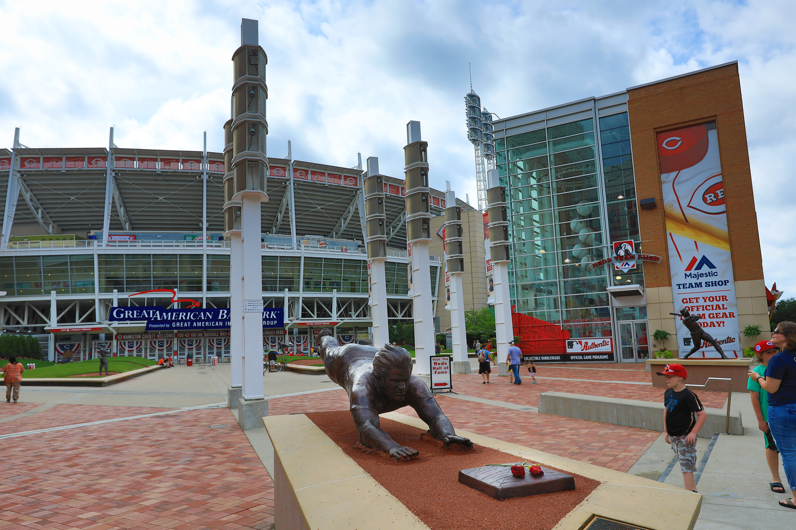 em frente ao cincinnati reds stadium 