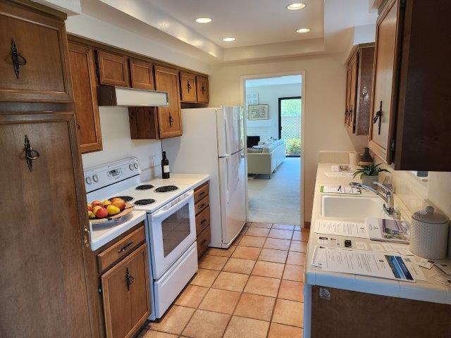 Arroyo_Carmel_condos_kitchen