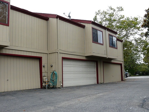 inland_harbor_condos-garage