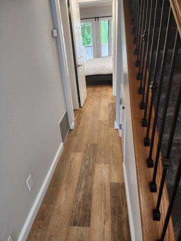 Redwood_Vista_Condominiums_hallway style=