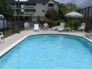 river_street_place-condo-pool