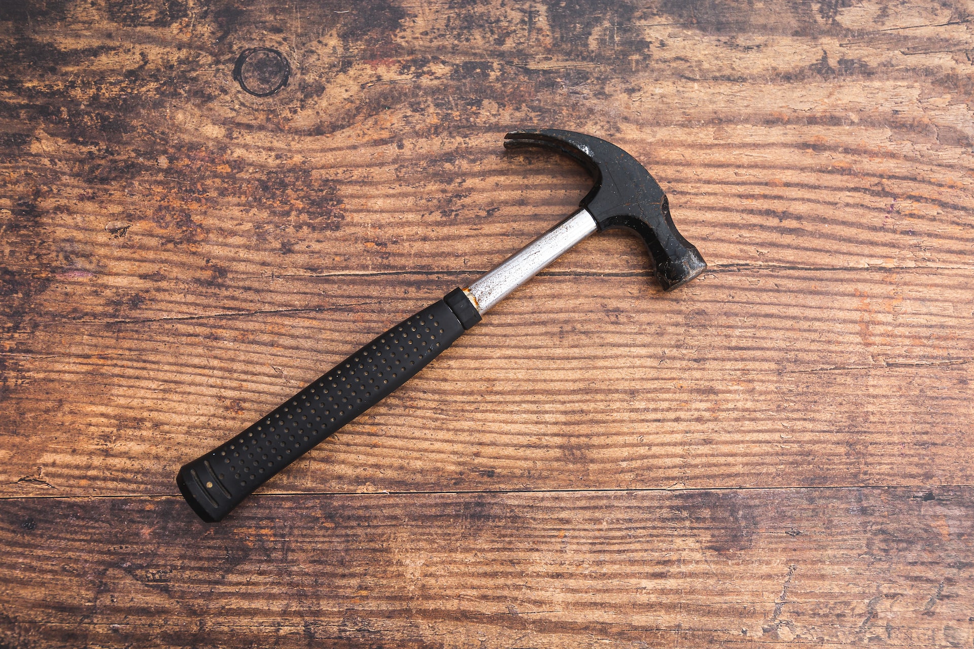 Simple Ways to Cut Your Expenses Before Selling Your Home Hammer Image