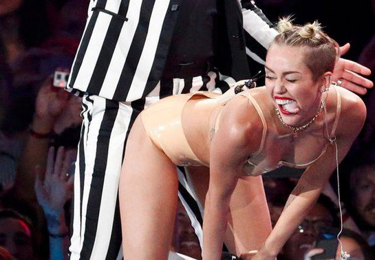 Miley Cyrus - VMA - Tweerking - Tongue 