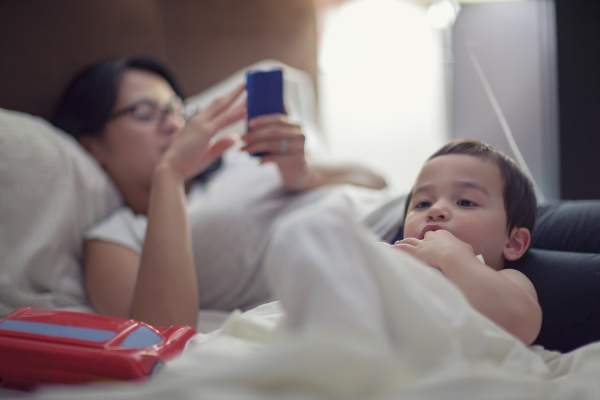 study shows - Parents Harsher to Children When Absorbed With Smartphone