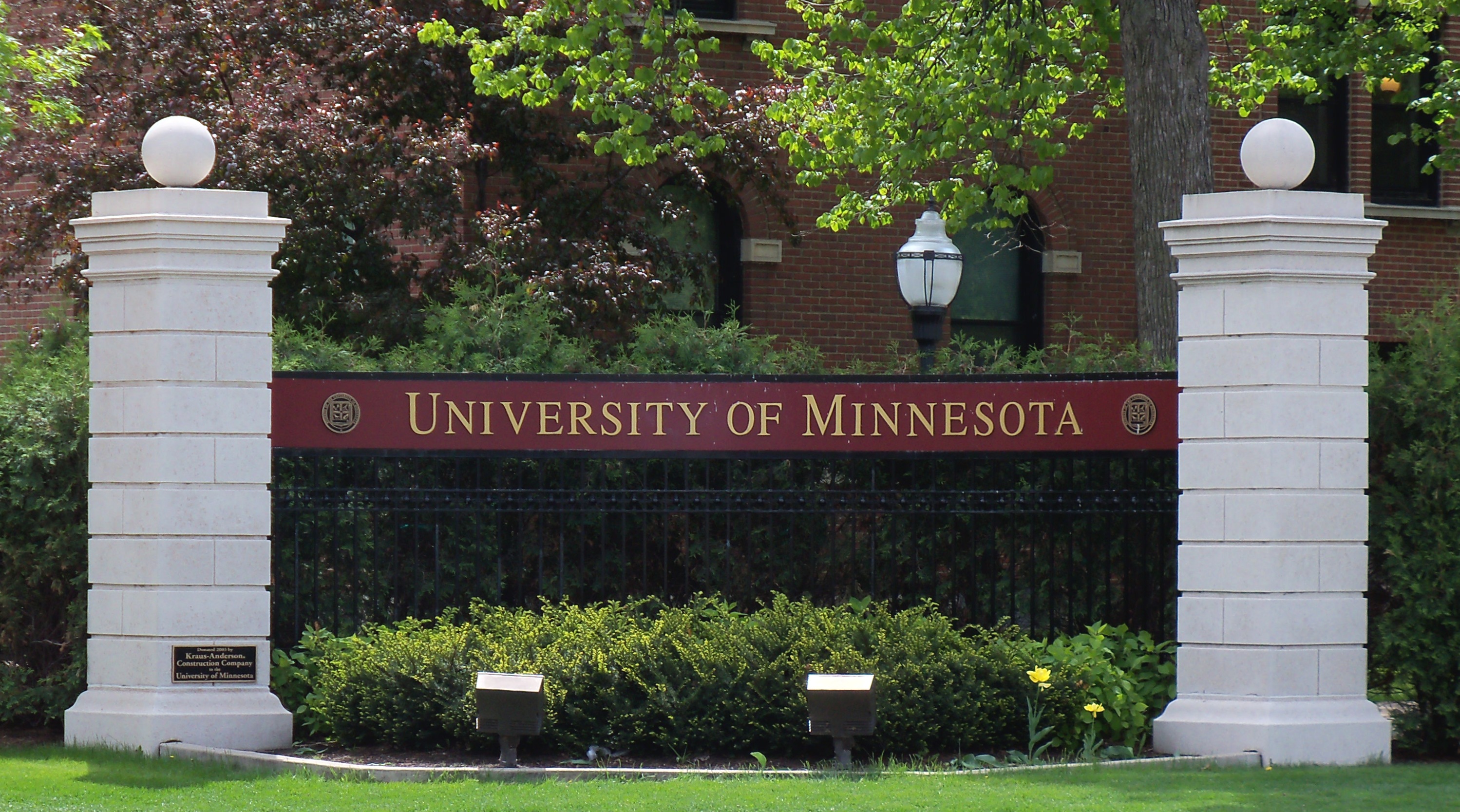 University_of_Minnesota_entrance_sign_1