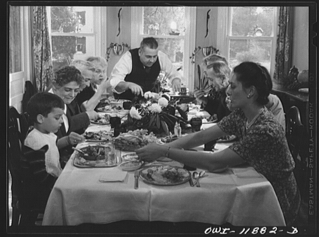 Thanksgiving_dinner_at_the_house_of_Earle_Landis_8d10757v