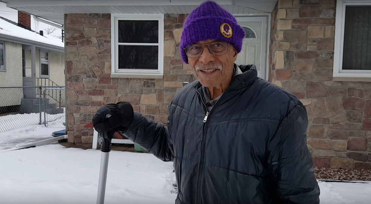 101 year old shoveling snow - Mann