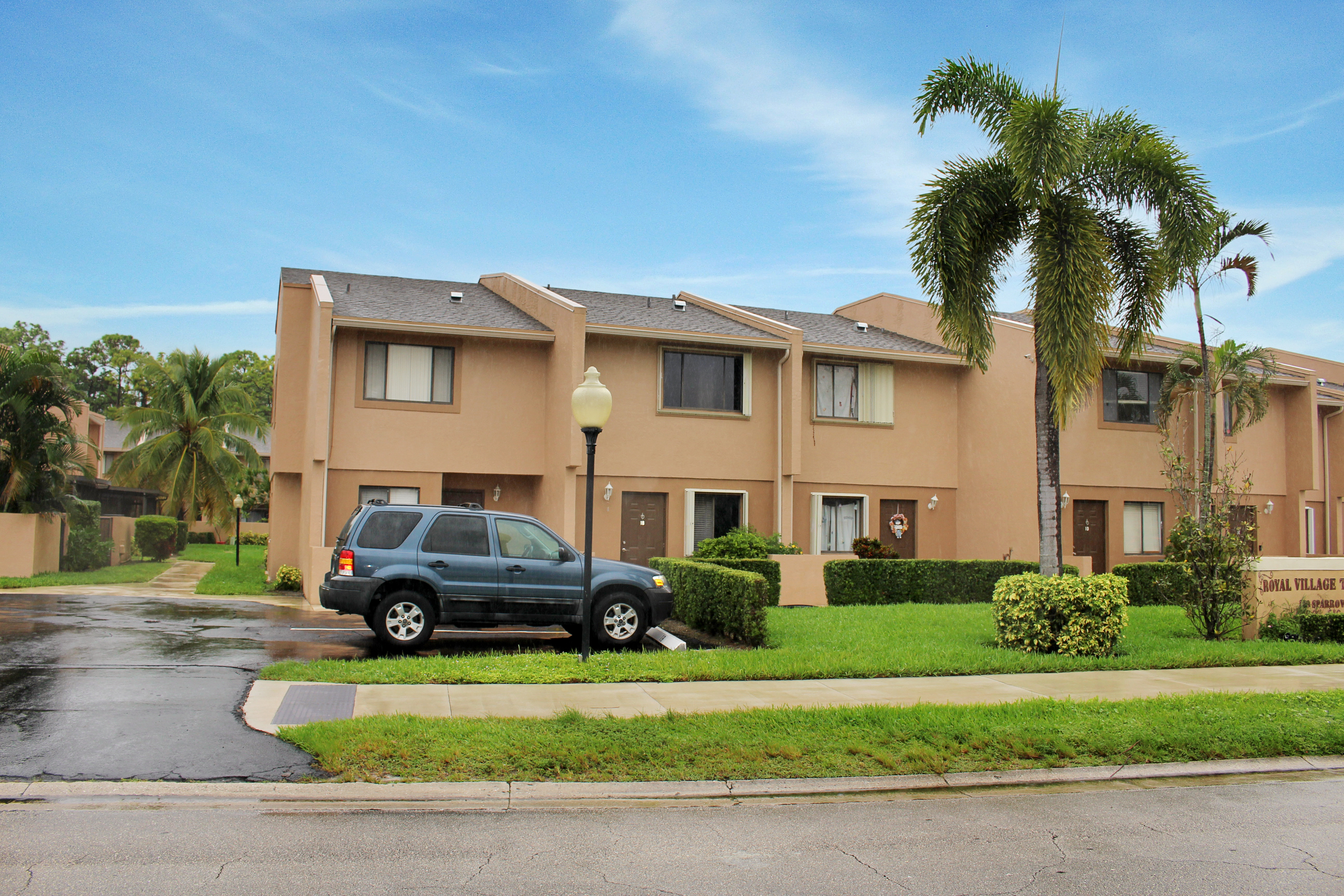 139 Sparrow Dr #1B, Royal Palm Beach, FL 33411 Was Sold By Top Royal Palm Beach Agents In Royal Village Townhouses