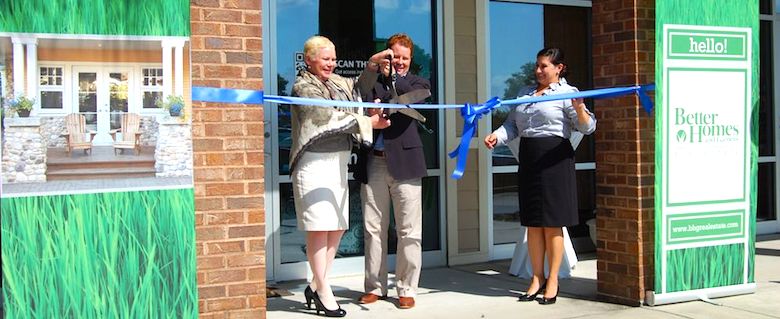 Sherry Chris cutting the ribbon at a new BHGRE office.