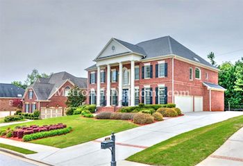 Large luxury homes in the Stonebrier At Sugarloaf neighborhood.