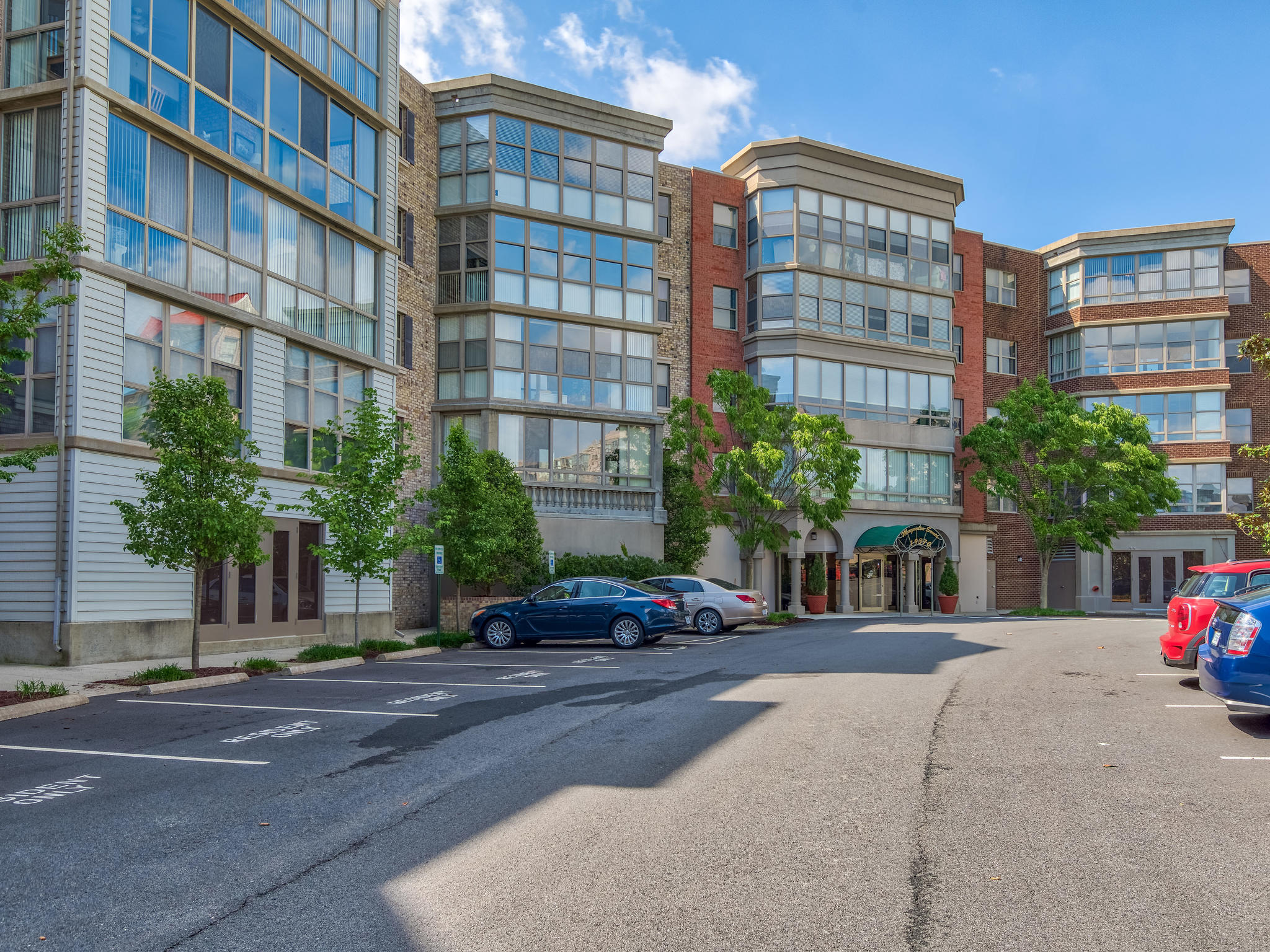 19370 Magnolia Grove Sq #305_ For Sale in Lansdowne Woods